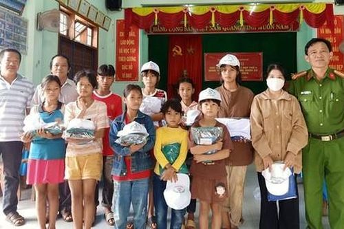 Cán bộ công an ở vùng biên giới tận tâm với người dân