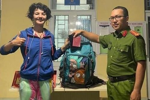 Công an xã hỗ trợ nữ du khách nước ngoài tìm lại tài sản đánh rơi