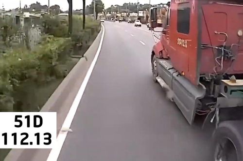 Tài xế xe đầu kéo 51D-112.13 giở thói côn đồ lạng lách, chèn ép xe cùng chiều