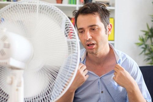 Tại sao ngày nắng nóng càng bật quạt to càng nóng bức?