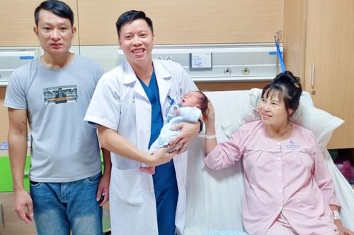 Người phụ nữ 52 tuổi lần đầu làm mẹ sau hai lần thụ tinh thất bại