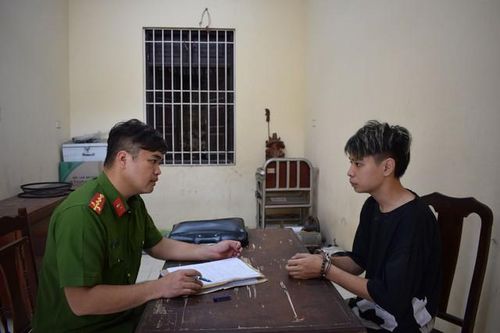 Hai thanh niên lên kế hoạch uy hiếp lái xe ôm để cướp