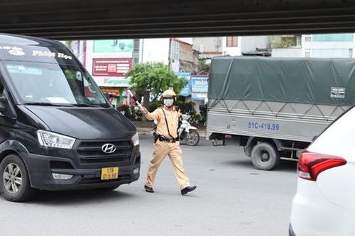 Chốt chặn như thế nào để ngăn xe khách dừng đỗ trên đường Phạm Hùng?
