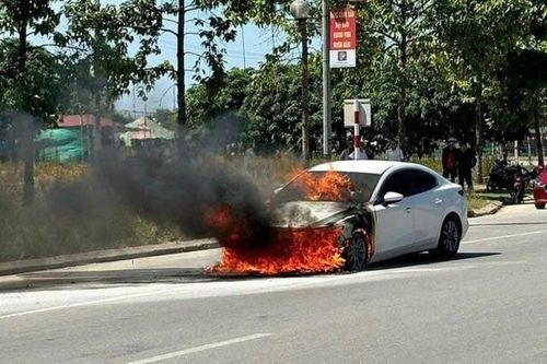Xế hộp bốc cháy sau khi đi sửa do ngập nước