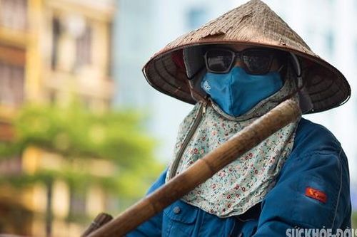 Người lao động nhọc nhằn mưu sinh giữa nắng nóng đến 40 độ ở Thủ đô