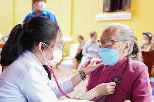 Đoàn viên, thanh niên tích cực tham gia chăm sóc sức khỏe cho người dân