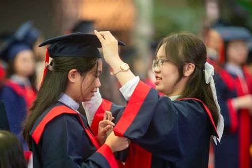 Kết thúc ngàn ngày gắn bó, teen THPT Nguyễn Công Trứ nghẹn ngào nói lời chia tay