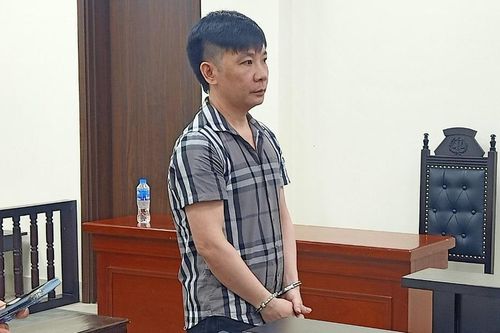 Va chạm khi lùi ô tô, tài xế dùng dao tấn công chủ nhà