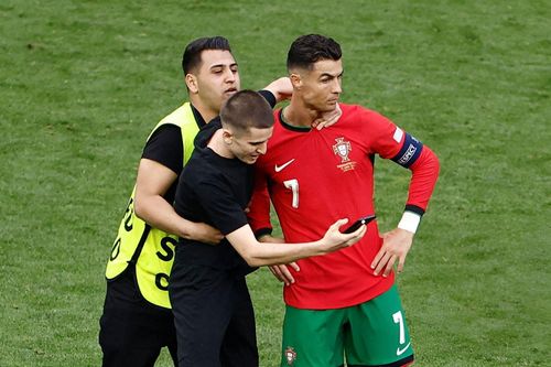 Ronaldo bị 6 fan cuồng quấy rối