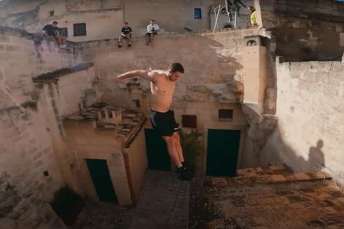 Khách chơi parkour phá hoại tòa nhà lịch sử ở Italy