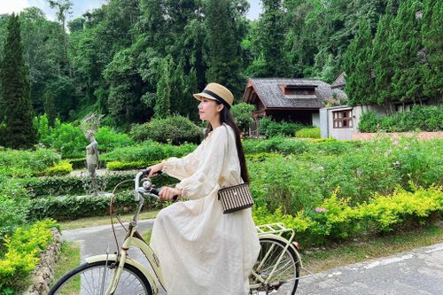 So sánh thẻ thanh toán và tiền mặt khi du lịch nước ngoài