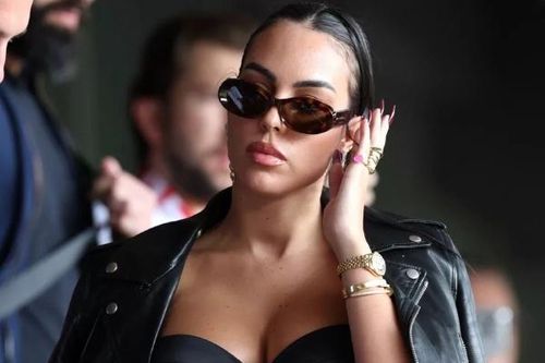 Bạn gái Ronaldo sáng nhất khán đài