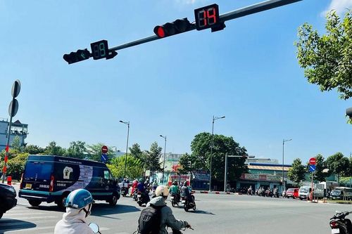 Mức xử phạt phương tiện dừng đèn đỏ sai làn mới nhất 2024