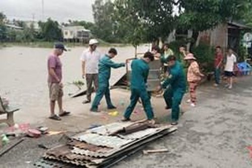 An Giang: Lực lượng dân quân giúp nhân dân di dời tài sản