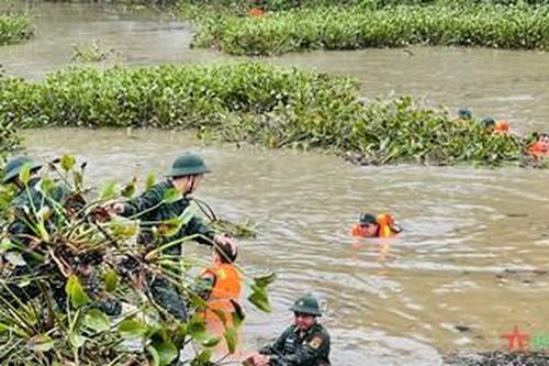 Thanh niên BĐBP thành phố Đà Nẵng dầm mình trong mưa giúp dân