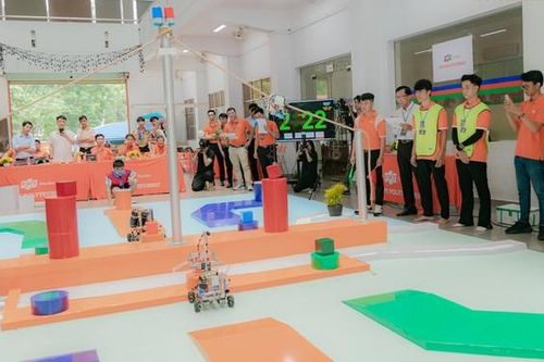 Sôi nổi cuộc thi sinh viên làm robot lính cứu hỏa tại TP. HCM