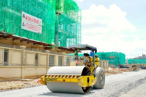 Hối hả trên công trường xây trường học mới