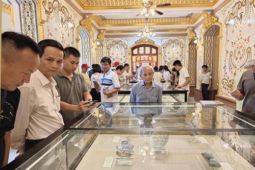 Triển lãm 'Cổ vật hội tụ' tại điện Kiến Trung