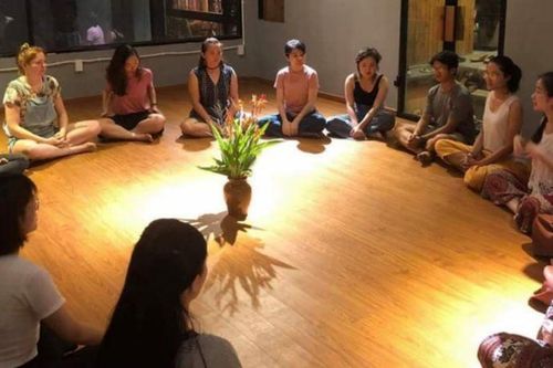 Cúi xuống thật gần…