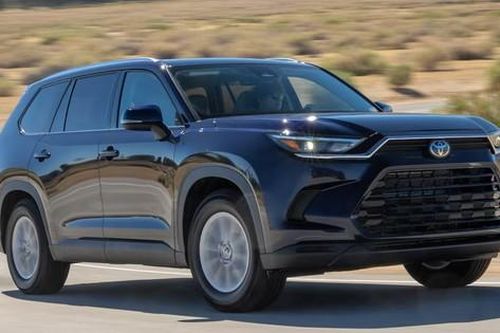 Toyota tạm dừng sản xuất 2 dòng xe SUV vì lỗi túi khí