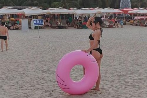 Tối xem pháo hoa, ngày thỏa thích tắm ở bãi biển 'đẹp nhất hành tinh'