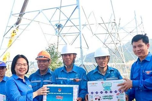 T.Ư Đoàn tặng quà động viên thanh niên tình nguyện thi công đường dây 500kV mạch 3