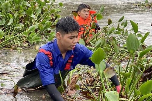 Ngâm mình trong bùn lầy giúp người dân