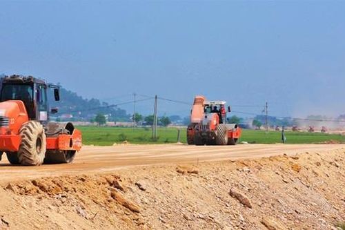 Người phụ nữ tử vong do đất trên cao tốc sạt lở