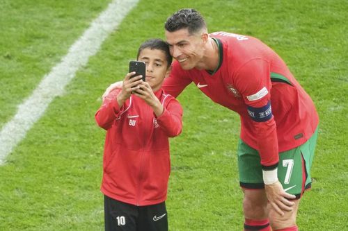Ronaldo cười tươi chụp selfie với fan nhí chạy vào sân