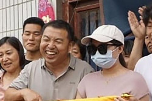 Ông bố cười rạng rỡ, mở tiệc ăn mừng đón con trở về sau hơn 20 năm bị bắt cóc