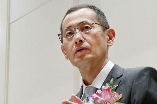 Không nghe lời vợ, bác sĩ phẫu thuật chuyển sang nghiên cứu, đoạt Nobel