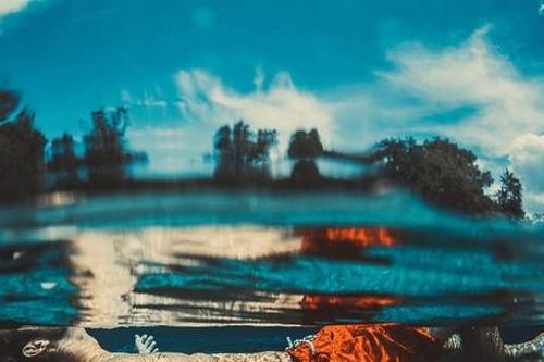 Say rượu ngủ quên khiến người đàn ông bị nhầm là thi thể nổi trên mặt ao