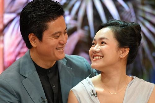 Cựu MC VTV rơi nước mắt, lần hiếm hoi xuất hiện bên chồng nhạc trưởng