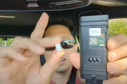 Người mua Toyota phát hiện thiết bị theo dõi GPS do đại lý cài lén trong xe