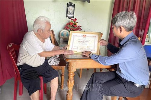 Mòn mỏi chờ được cấp đổi các Huân chương, Huy chương Kháng chiến bị hư hỏng