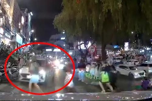 Ô tô tranh đường, suýt đâm trúng người đi bộ tại vạch kẻ sang đường