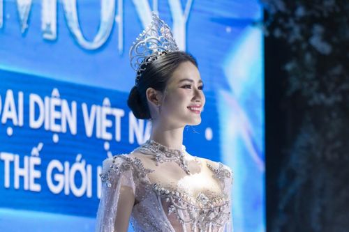 Hoa hậu Ý Nhi không được người tiền nhiệm trao sash dự thi Miss World