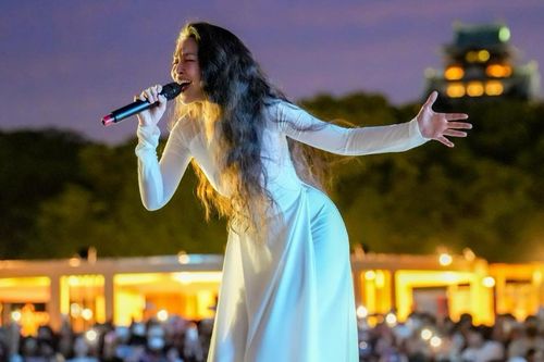 Gió thổi mạnh trong lúc biểu diễn, giọng hát Hiền Thục có bị ảnh hưởng?