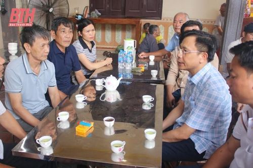 Thăm hỏi, động viên gia đình có người bị thiệt mạng do đuối nước ở xã Hoằng Phụ (Hoằng Hóa)
