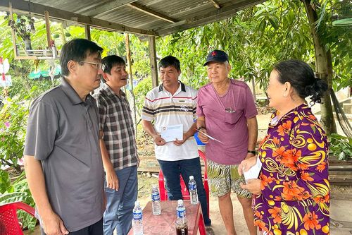 Trao tiền hỗ trợ các hộ dân sạt lở ở xã Long Giang