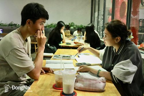 'Sĩ tử' chọn quán cà phê để ôn bài trước thềm thi tốt nghiệp