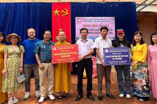 'Tiếp bước đến trường' cho học sinh dân tộc thiểu số huyện Chư Sê và Chư Prông
