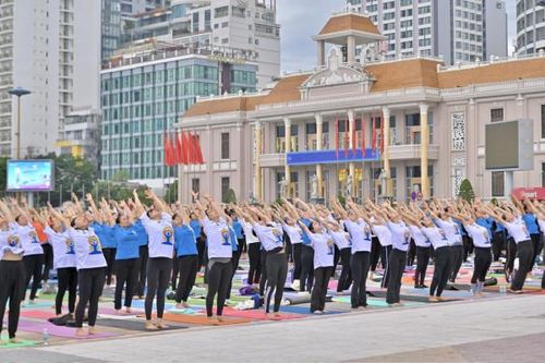 Hơn 1.200 người tham gia đồng diễn yoga tại thành phố Nha Trang