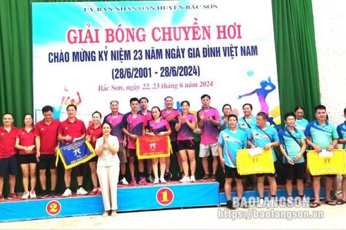 Bắc Sơn: 117 vận động viên tham gia giải bóng chuyền hơi gia đình năm 2024