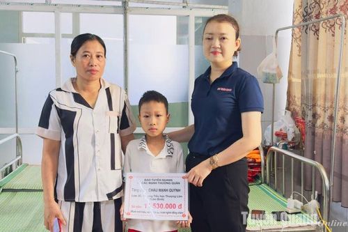 Trên 77 triệu đồng ủng hộ cháu Chẩu Mạnh Quỳnh