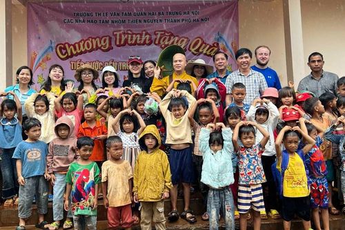 Chùa Mỹ Thạch (Gia Lai) kết hợp nhóm thiện nguyện Hà Nội tặng quà từ thiện