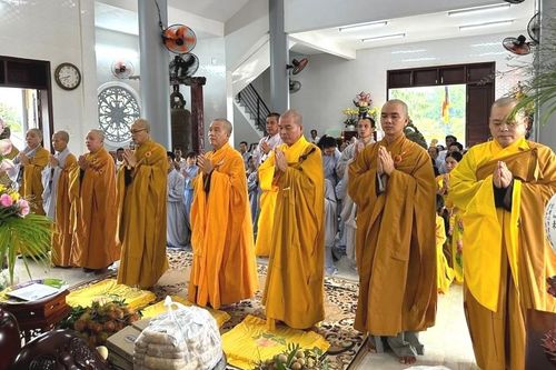 Ban Trị sự GHPGVN H.Chợ Lách (Bến Tre) cúng dường 4 trường hạ trên địa bàn tỉnh