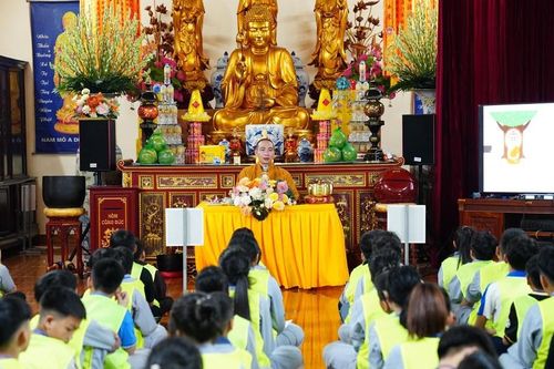 Hà Nội: Gần 200 bạn trẻ trở về chùa Khoái Linh tham dự khóa tu 'Ươm hạt giống lành'