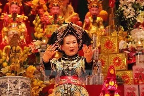Đội ngũ hầu đồng qua nghiên cứu của Phạm Việt Long