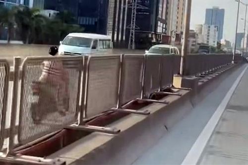 Không mũ bảo hiểm, nữ tài xế đi xe máy ngược chiều Vành đai 3 trên cao